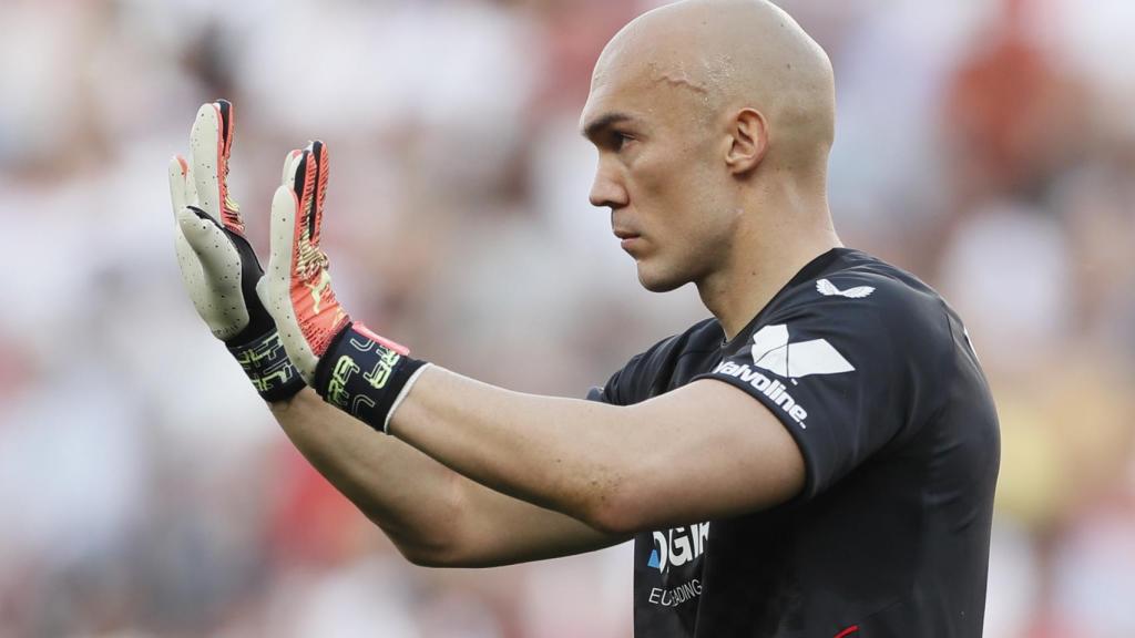 Marko Dmitrovic durante un partido de La Liga con el Sevilla