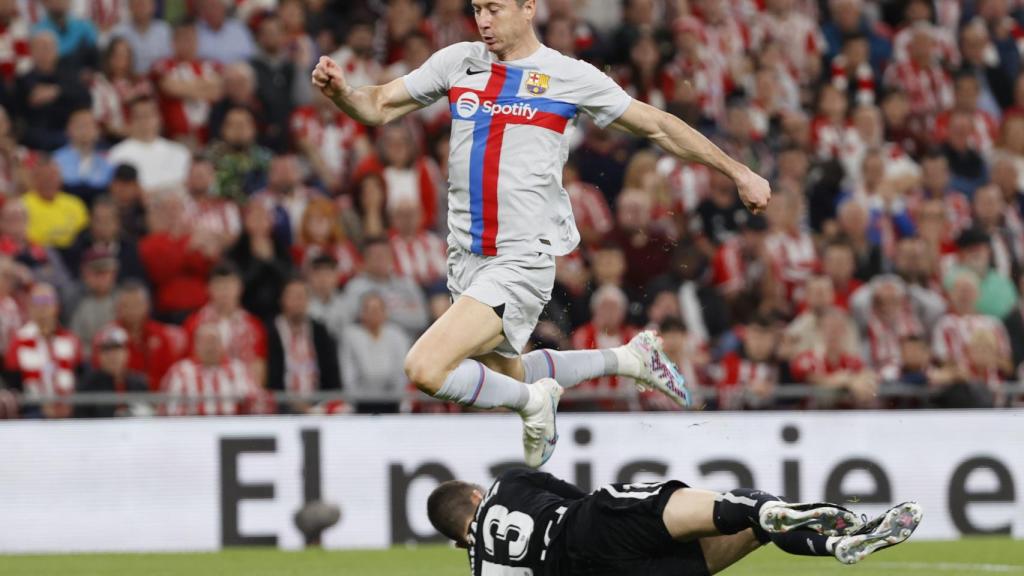 Robert Lewandowski en un lance del juego con Julen Agirrezabala