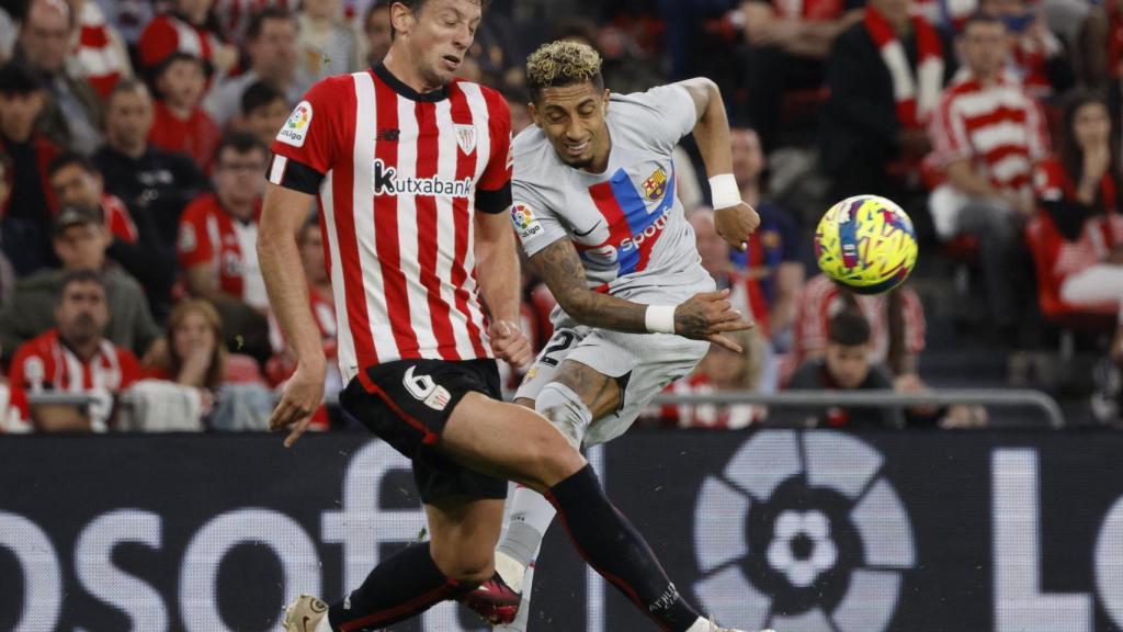 Raphinha presiona a un jugador del Athletic
