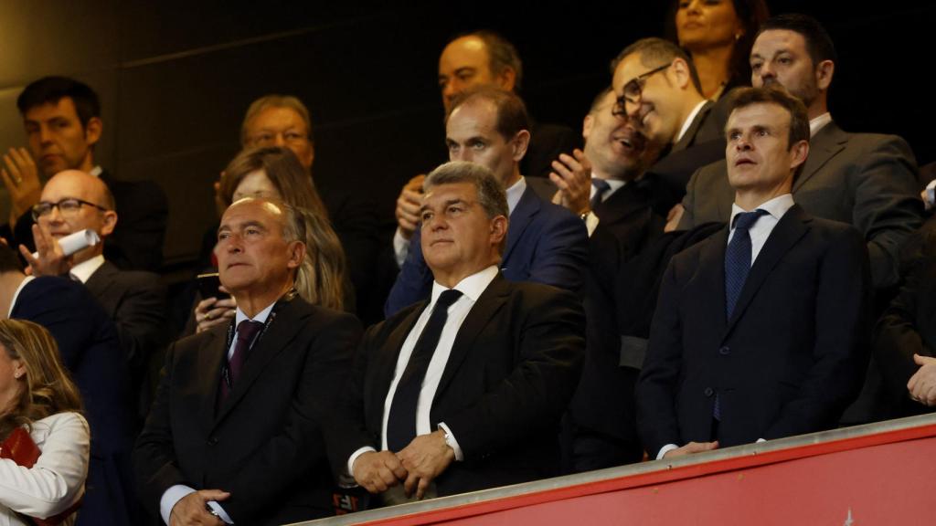 Rafa Yuste junto a Joan Laporta en el palco de San Mamés