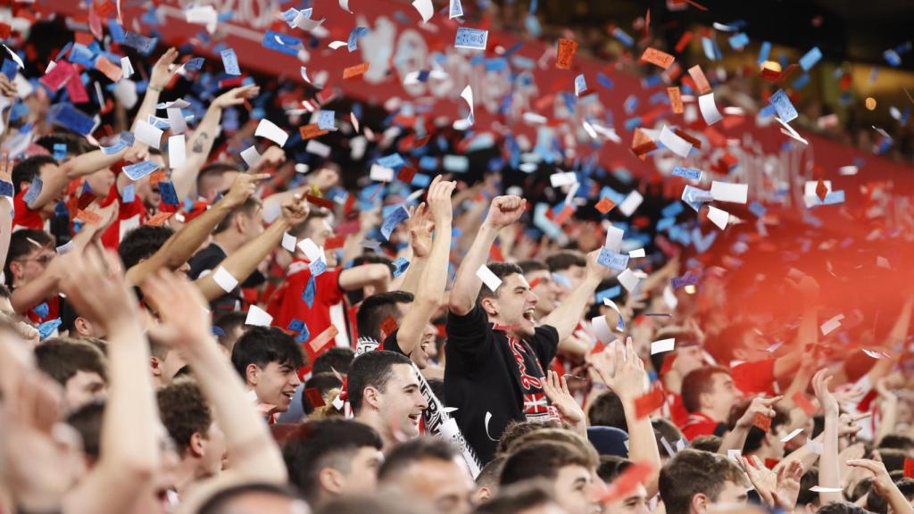 La afición del Athletic, mostrando los billetes en señal de protesta.