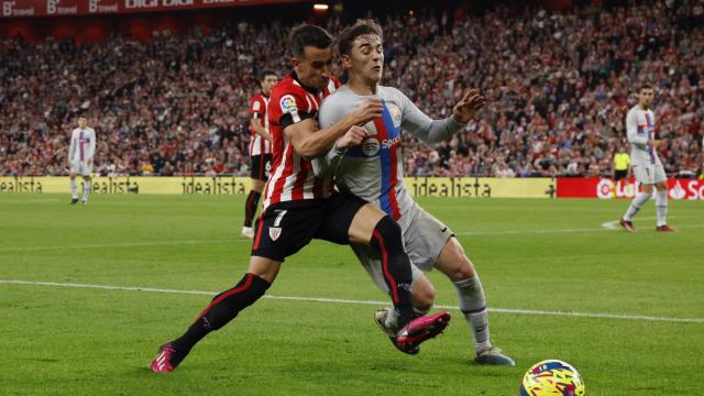 Alex Berenguer pelea una pelota con Gavi