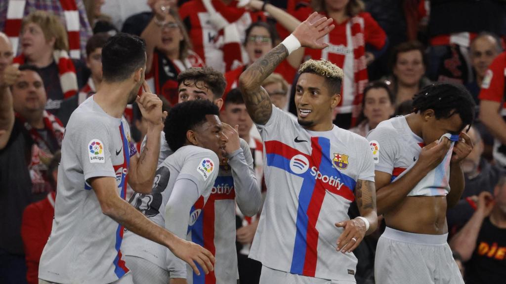 Los jugadores del FC Barcelona celebran el gol de Raphinha en San Mamés