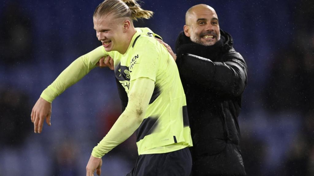 Haaland y Guardiola, celebrando la victoria del Manchester City en la Premier