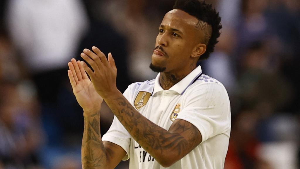Eder Militao, aplaudiendo a la afición del Santiago Bernabéu