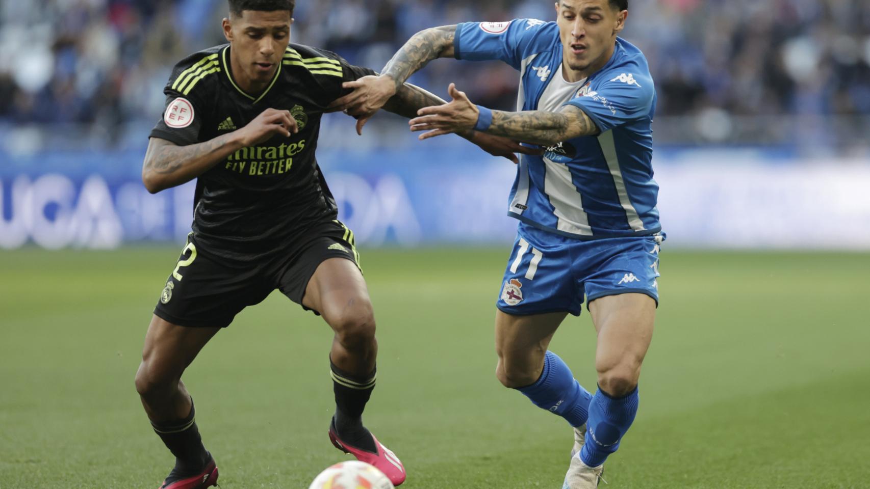 Saverio y Tobias pelean por una pelota dividida en Riazor.