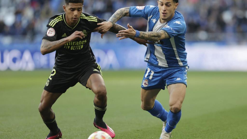 Saverio y Tobias pelean por una pelota dividida en Riazor.