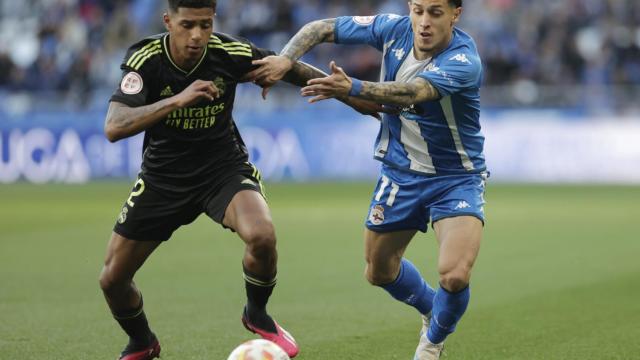Saverio y Tobias pelean por una pelota dividida en Riazor.