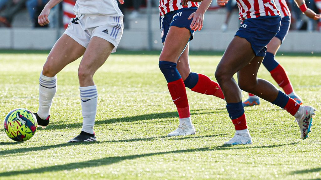 Esther González intenta jugar un balón ante la defensa del Atlético de Madrid
