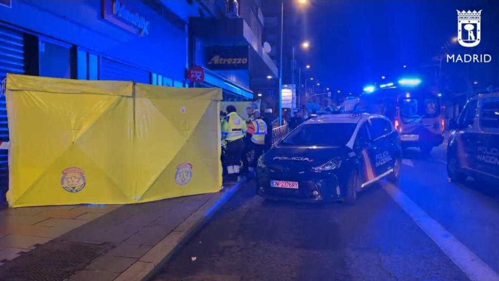 La policía y los servicios de emergencia en el lugar de los hechos de uno de los asesinatos en la calle Bravo Murillo.