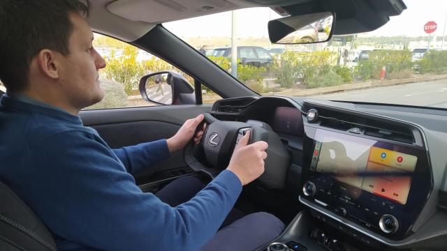 Un momento de la prueba realizada con el Lexus RZ con el nuevo volante eléctrico de tipo mariposa.