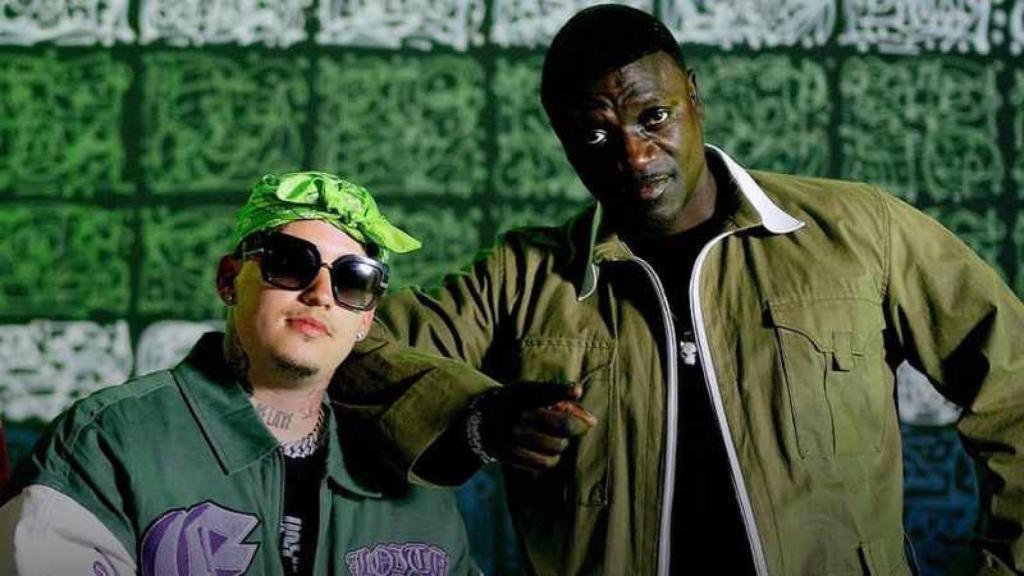 Costa Titch junto al rapero Akon.