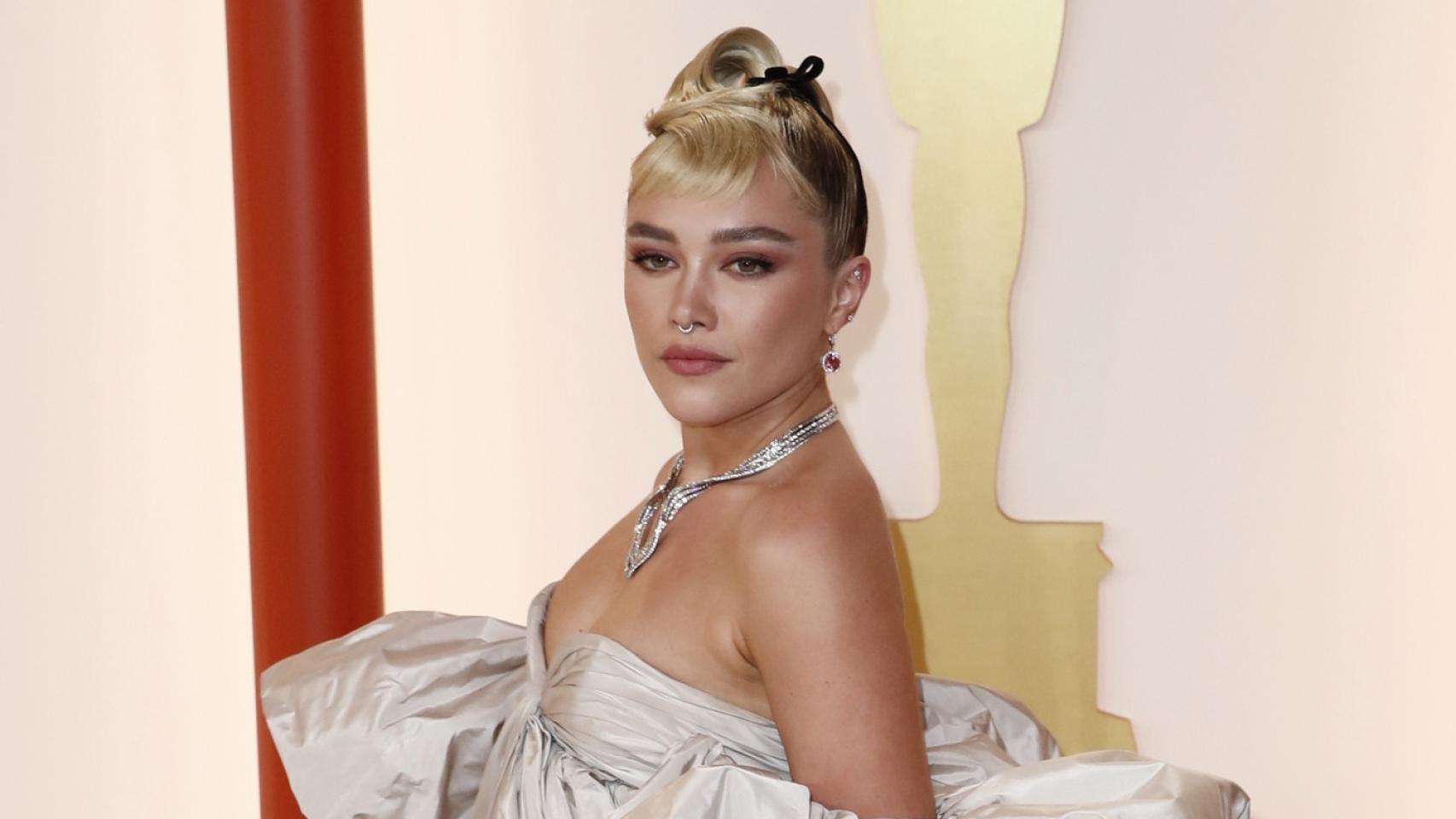 Florence Pugh en la alfombra roja de los Oscar.