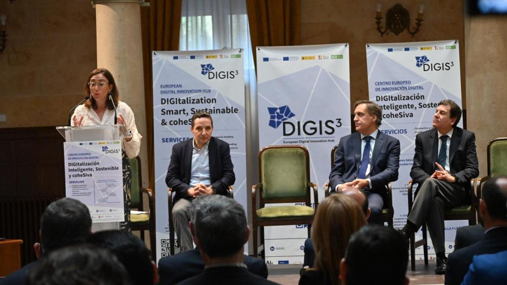 La presentación oficial del Centro Europeo de Innovación Digital DIGIS3 ha contado con la presencia del alcalde de Salamanca, Carlos García Carbayo, y los consejeros de Economía y hacienda, Carlos Fernández Carriedo, y de Movilidad y Transformación Digital, María González Corral