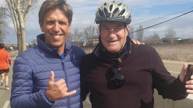 El Cordobés se hizo fotos con ciclistas y deportistas que lo reconocieron en el Pinar de Antequera