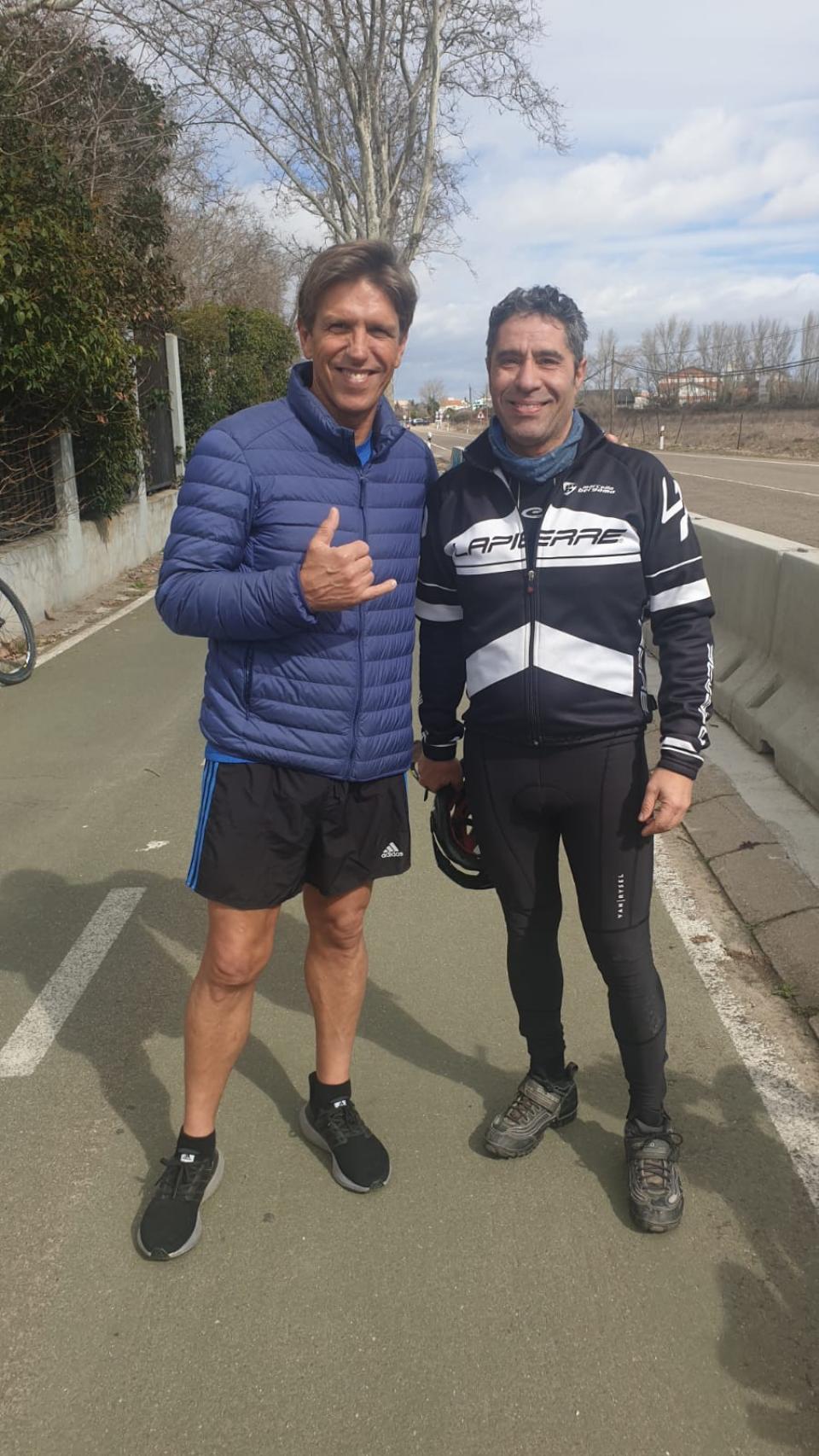 Un ciclista se hace una foto con El Cordobés