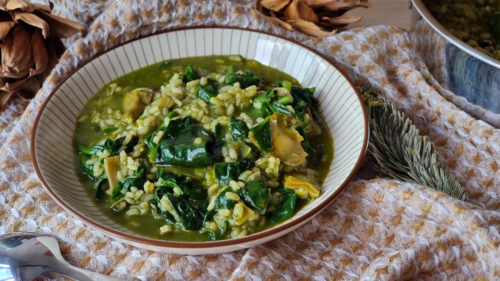 Arroz caldoso de alcachofas y espinacas, una elección vegana de temporada