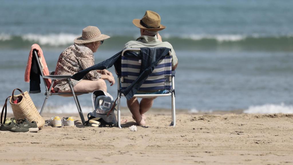 Dos personas en una playa valenciana el pasado fin de semana, aprovechando las altas temperaturas.