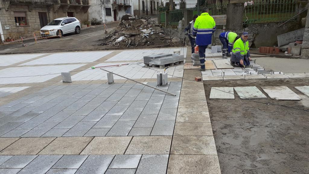 Trabajadores locales ejecutan las obras de urbanización de la plaza del Sagrado