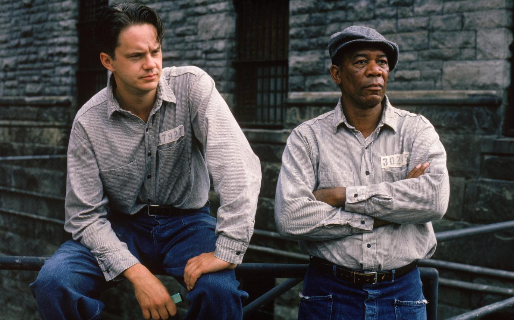 Tim Robbins y Morgan Freeman en un fotograma de 'Cadena perpetua', dirigida por Frank Darabont