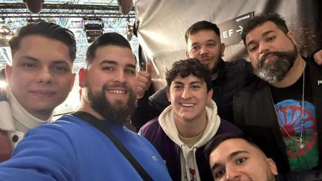 El presidente José Hernández, el de la sudadera azul, a su lado el streamer xBuyer, y detrás de él Jony, también presidente de la Kings League gitana.