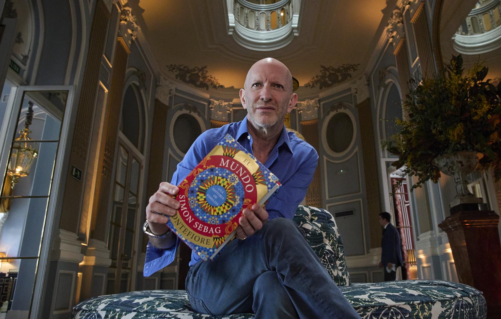 Simon Sebag Montefiore, con un ejemplar de su nueva obra.