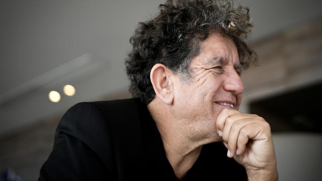 Casablanc riéndose durante la entrevista.