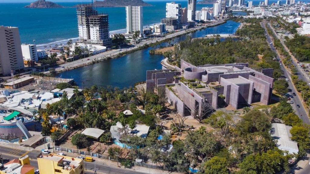 El Parque Central en el distrito de Tellería, con el Pacífico y la Isla de Venados en frente.