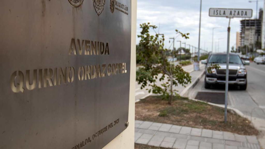 Placa en la Avenida Quirino Ordaz Coppel, inaugurada en octubre de 2021.