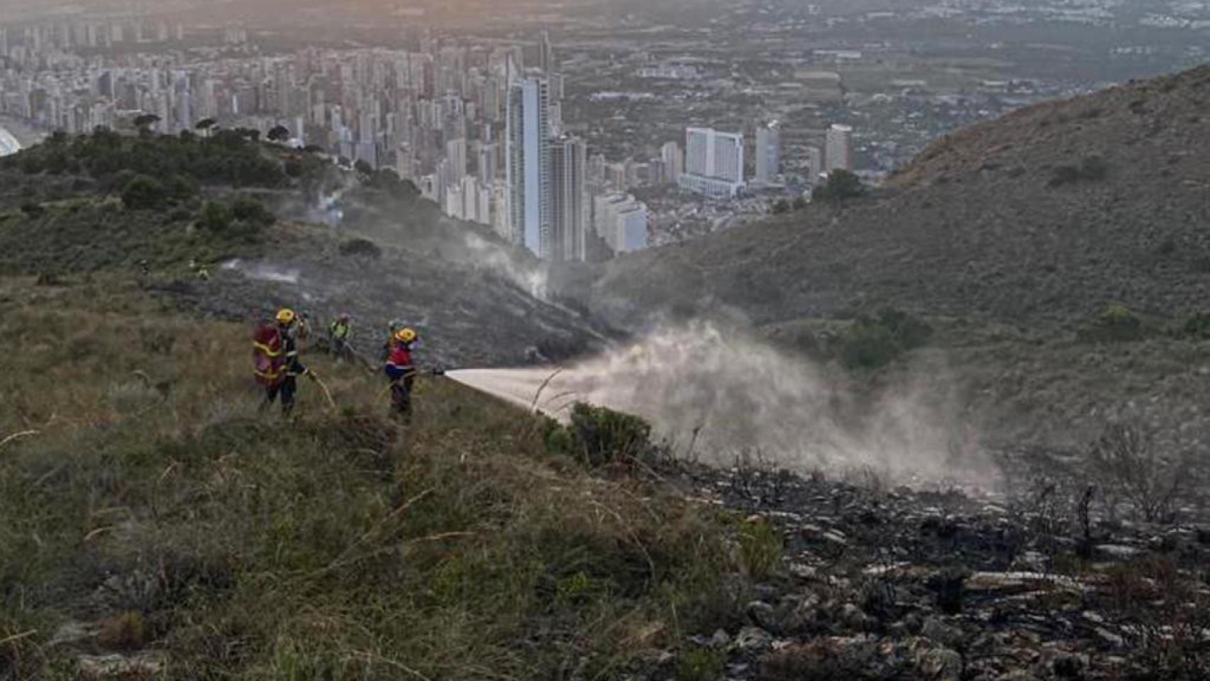 Bomberos actuando en el incendio del Mirador de Sierra Helada, el pasado verano.