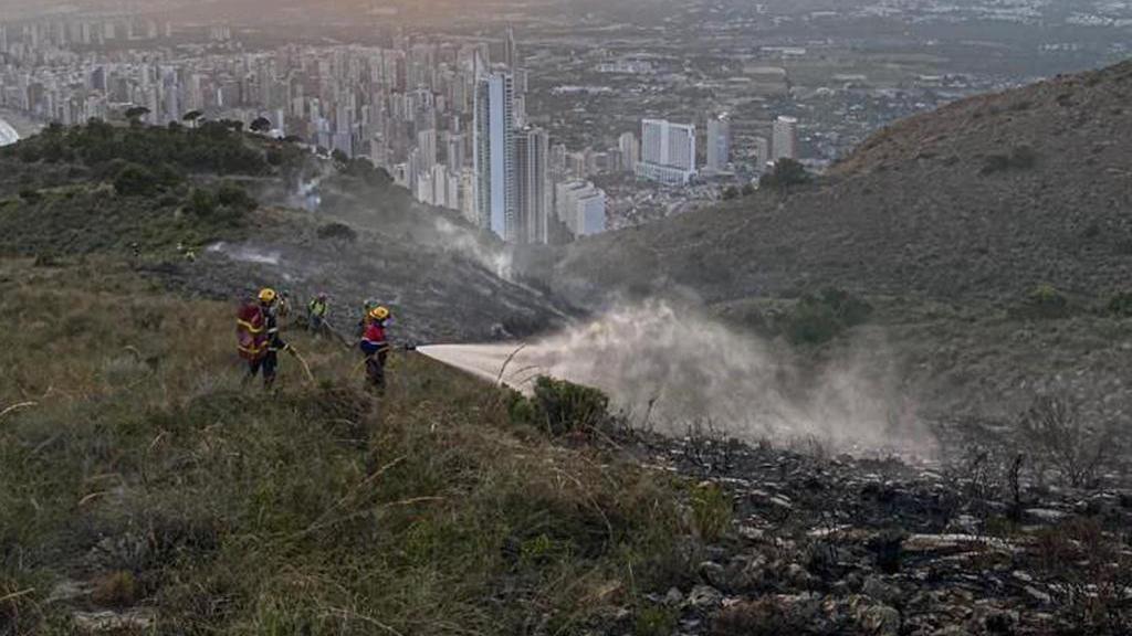Bomberos actuando en el incendio del Mirador de Sierra Helada, el pasado verano.