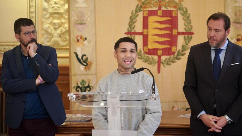 Salvi junto a Alberto Bustos y Óscar Puente en la presentación del evento