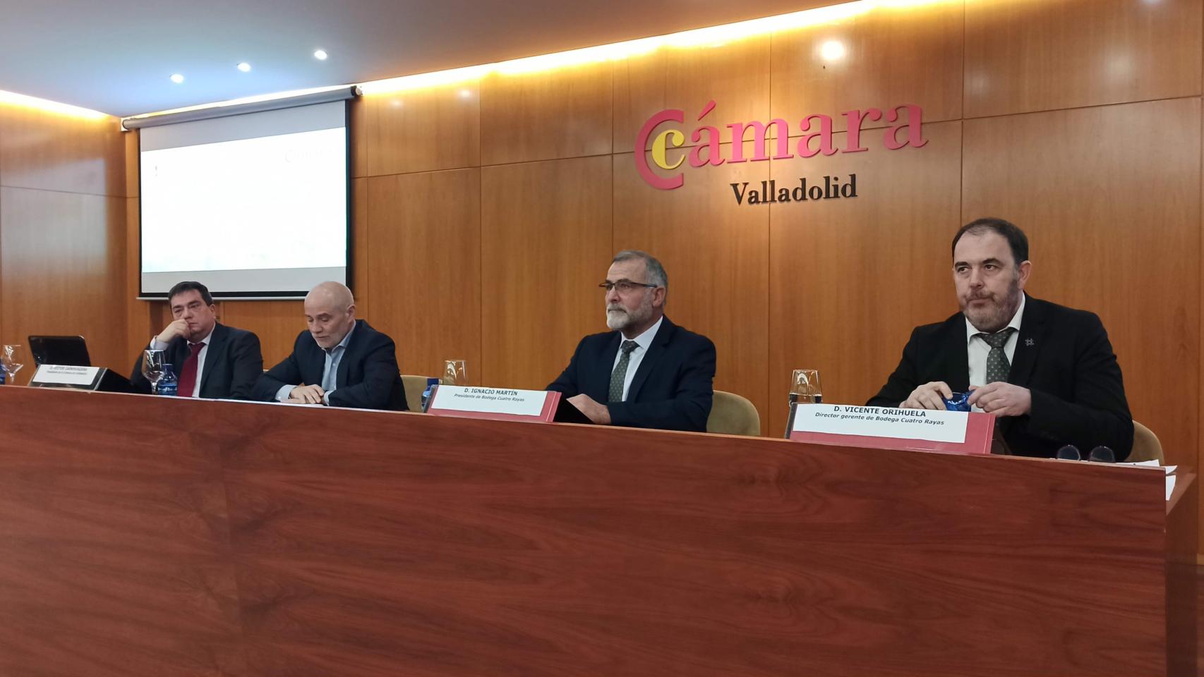 Vicente Orihuela (primero por la derecha), director gerente de Cuatro Rayas; Ignacio Martín, pte. de la bodega; Víctor Caramanzana, pte. de la Cámara de Comerio y Luis Gilsanz, director del informe