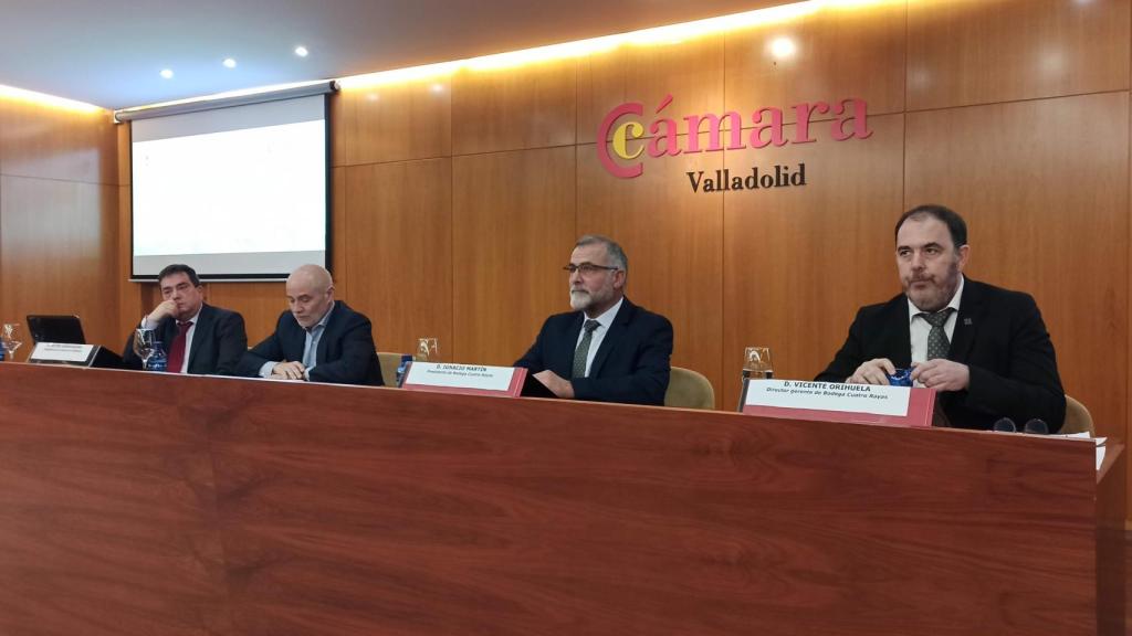 Vicente Orihuela (primero por la derecha), director gerente de Cuatro Rayas; Ignacio Martín, pte. de la bodega; Víctor Caramanzana, pte. de la Cámara de Comerio y Luis Gilsanz, director del informe