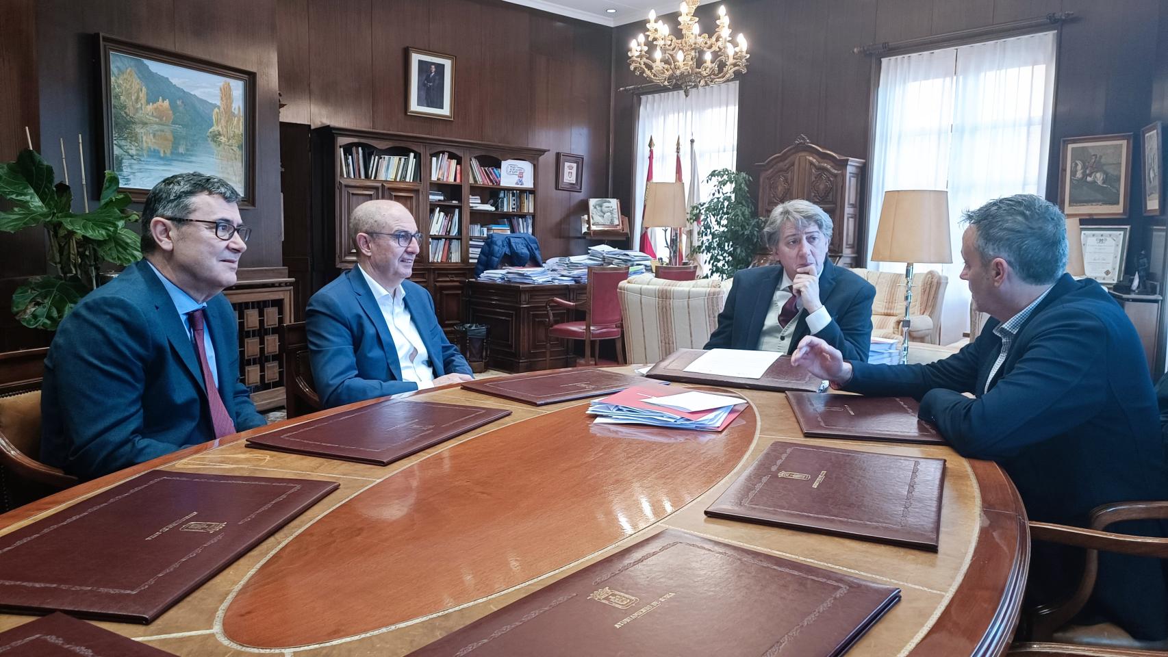Acto de la firma del convenio entre Iberaval y el Ayuntamiento de Soria.
