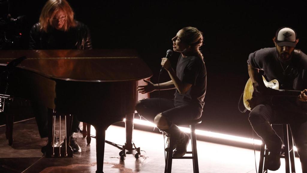 Lady Gaga cantando sobre el escenario del Dolby Theatre.