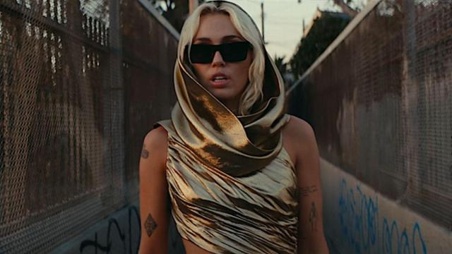 Miley Cyrus en su videoclip 'Flowers'.
