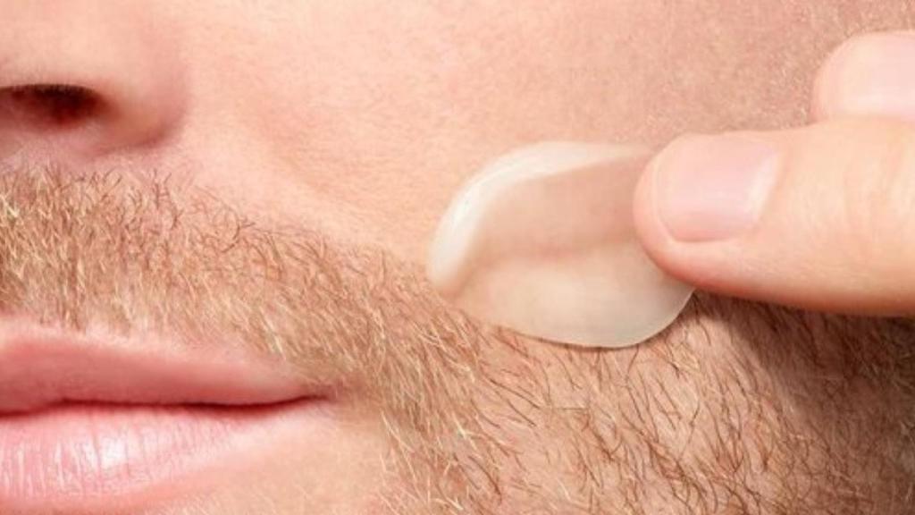 Hombre acicalándose la barba.