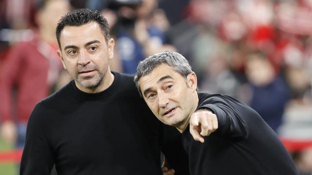 Xavi Hernández y Ernesto Valverde, en San Mamés