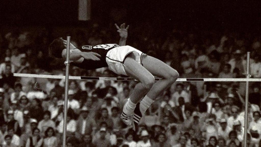Dick Fosbury, en un salto.