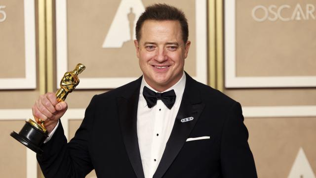 Un emocionado Brendan Fraser con su estatuilla. Foto: Mike Blake (Reuters)