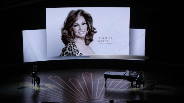 Una imagen de Raquel Welch proyectada durante el 'In Memoriam' de los Óscar. Foto: Carlos Barria (Reuters)