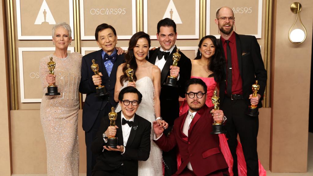 El equipo de 'Todo a la vez en todas partes'. Foto: Mike Blake (Reuters)