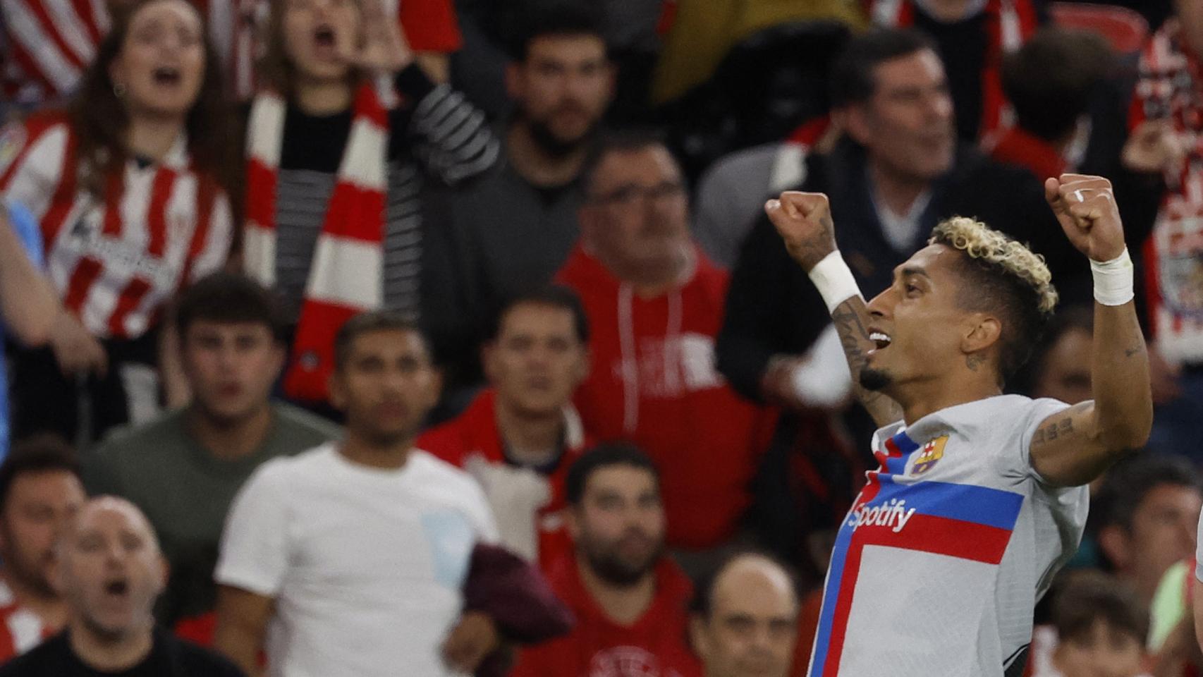 Raphinha, celebrando su gol con el FC Barcelona en San Mamés