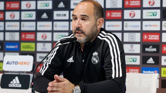 Chus Mateo, en rueda de prensa de la Euroliga con el Real Madrid de Baloncesto