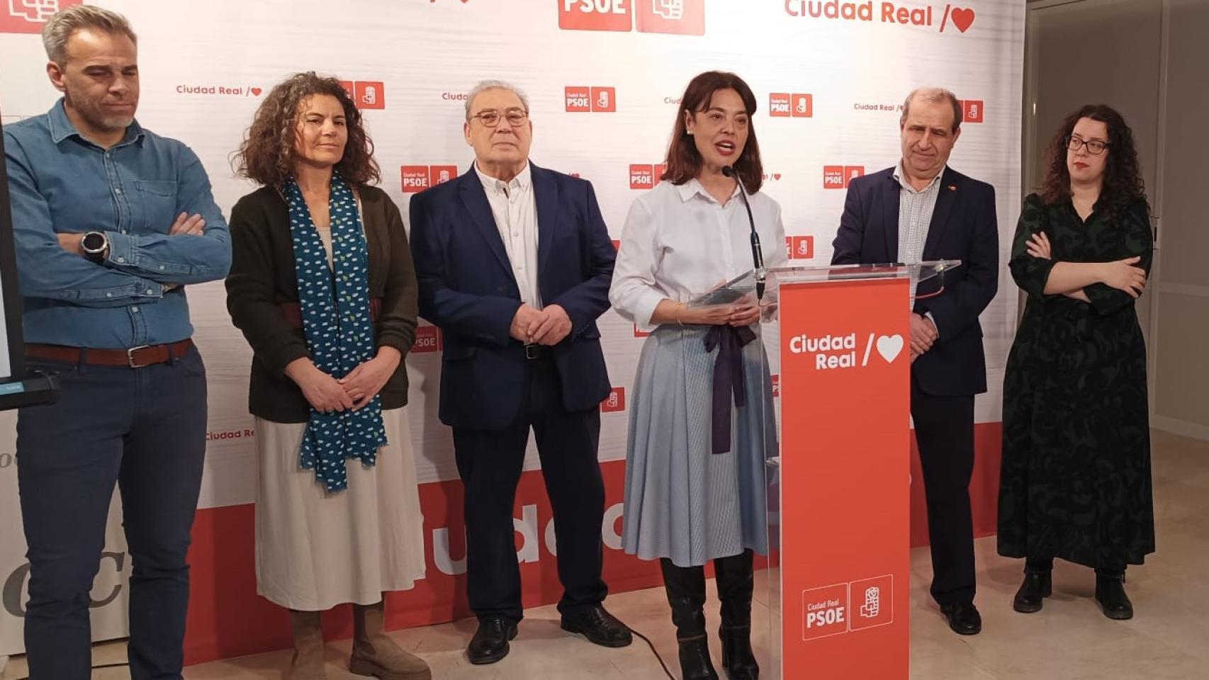 Pilar Zamora acompañado de algunos de los componentes de la lista electoral que encabeza.
