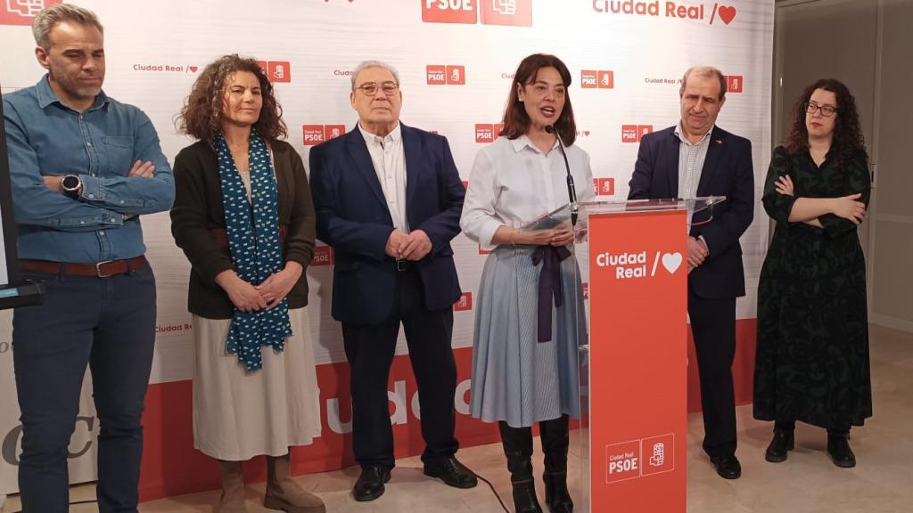 Pilar Zamora acompañado de algunos de los componentes de la lista electoral que encabeza.