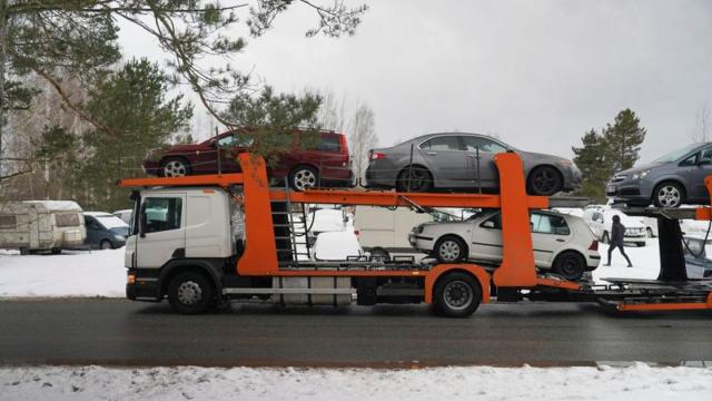 Vista general de un camión cargado con vehículos para enviar a Ucrania en Riga, Letonia, el pasado 8 de marzo de 2023.