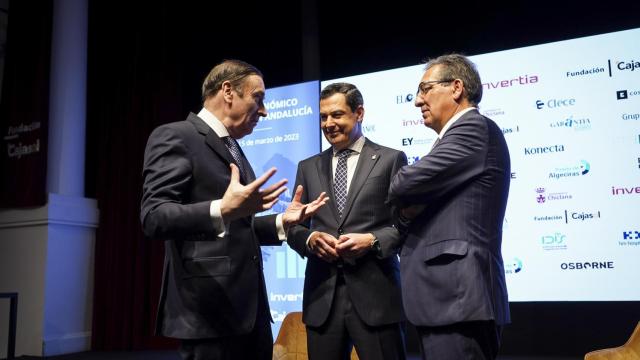 Pedro J. Ramírez, presidente ejecutivo y director de EL ESPAÑOL; conversa con Juan Manuel Moreno Bonilla, presidente de la Junta de Andalucía, y Antonio Pulido, presidente de la Fundación Cajasol, en una imagen de archivo del foro de 2023.