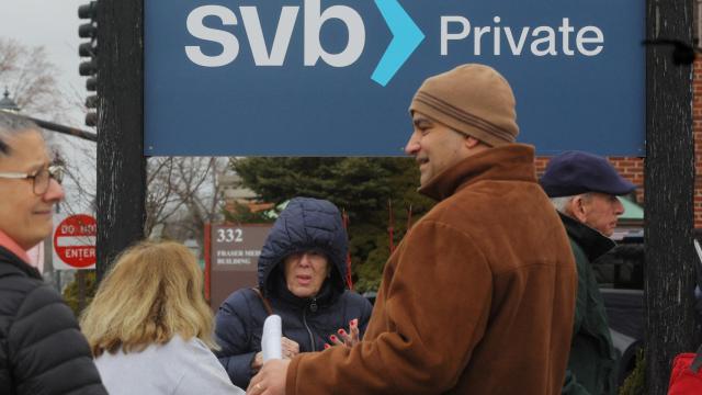 Clientes del SVB en una de las oficinas de la entidad.